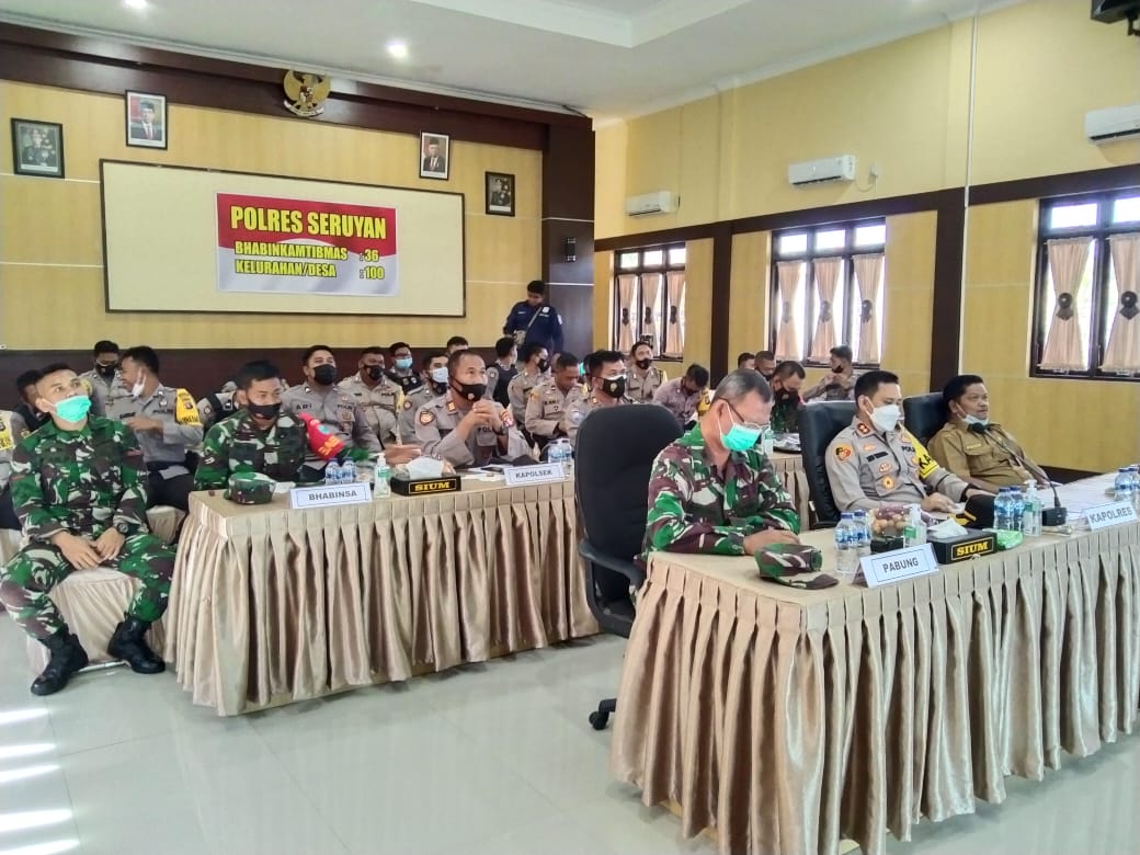 Personil Sat Binmas dan Bhabinkamtibmas Jajaran Polres Seruyan Ikuti Giat Zoom Meeting tentang Tiga Pilar, TNI, Polri dan Kades harus bersinergi di Aula Patriatama 95 Polres Seruyan Jl. Ayani Kec.Seruyan Hilir Kab.Seruyan.(8/2/2021). Foto : Tbn