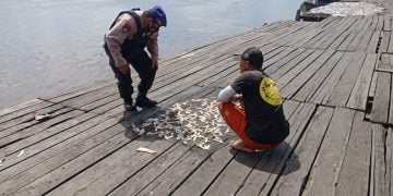 Personel Polair Polres Seruyan Memberikan Sosialisasi Protokol Kesehatan ke Warga Pesisir