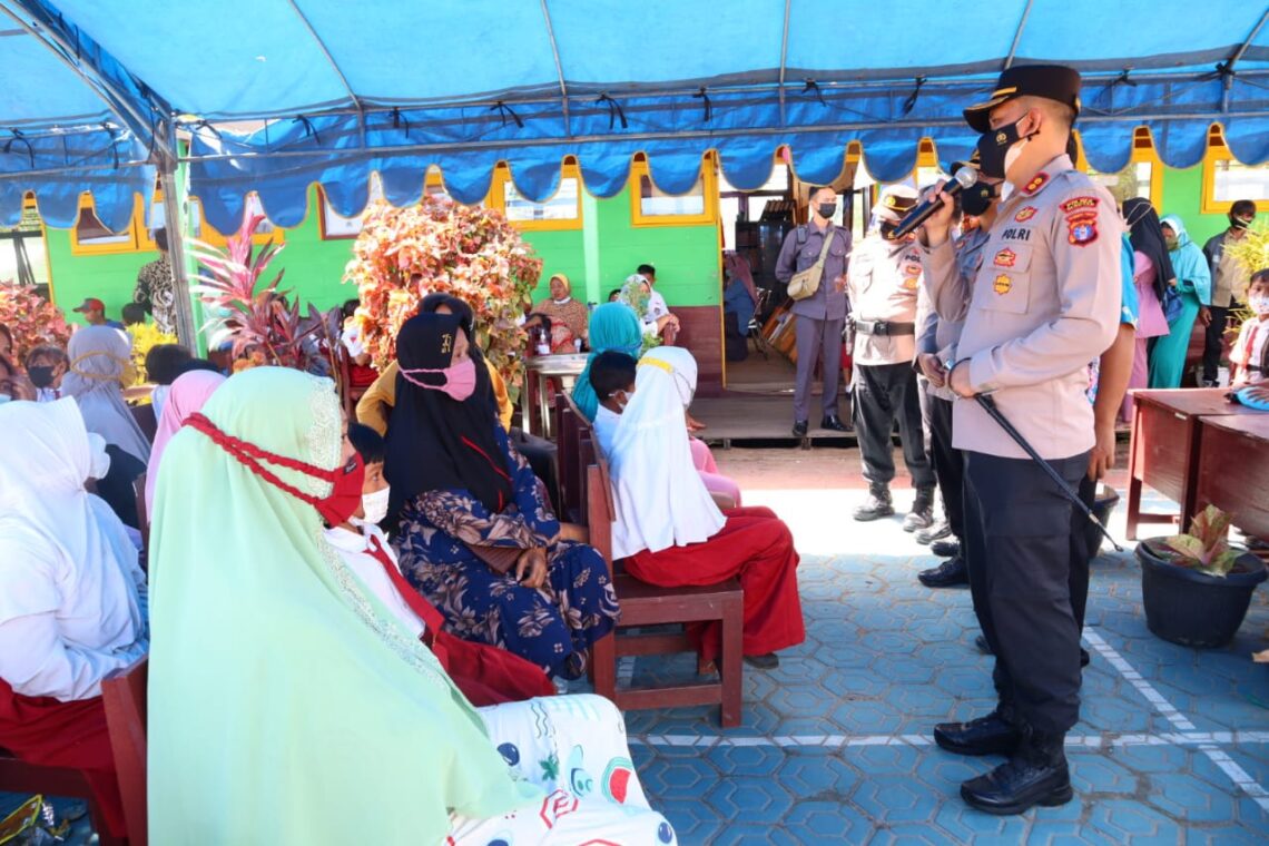 Kapolres Seruyan AKBP Bayu Wicaksono S.H., S.I.K., M.Si. terus melakukan giat himbauan mengajak masyarakat untuk siap divaksin. Foto : Tbn