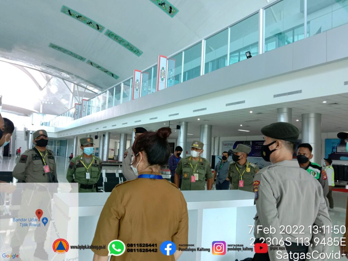 Tim Satgas Covid-19 Provinsi Kalteng melakukan test acak kepada penumpang yang tiba di bandara Tjilik Riwut Palangka Raya, Senin (7/2/2022) sore. Foto : Ist