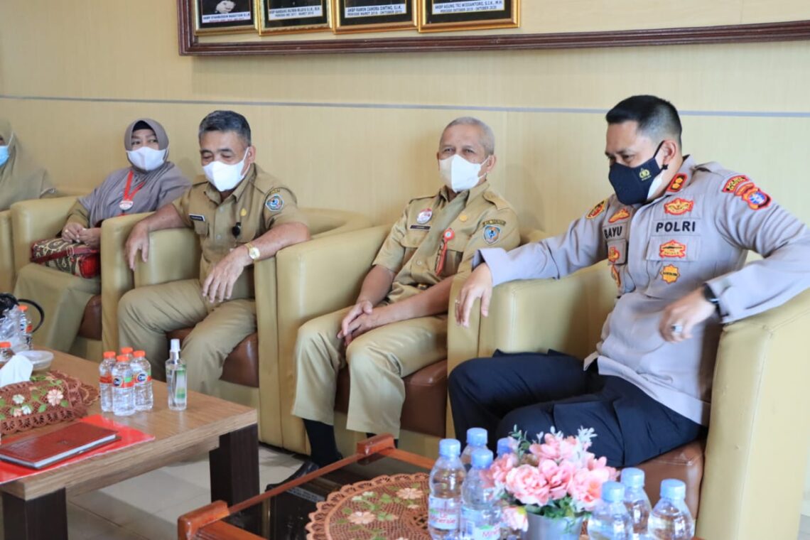 Kapolres Seruyan menerima Pelaksanaan Studi Banding dari Pemkab Seruyan dalam rangka Pembangunan Zona Integritas Menuju Wilayah Bersih Dari Korupsi (WBK) dan Wilayah Birokrasi Bersih dan Melayani (WBBM) bertempat di Polres Seruyan, Selasa (08/02/2022). Foto : Tbn
