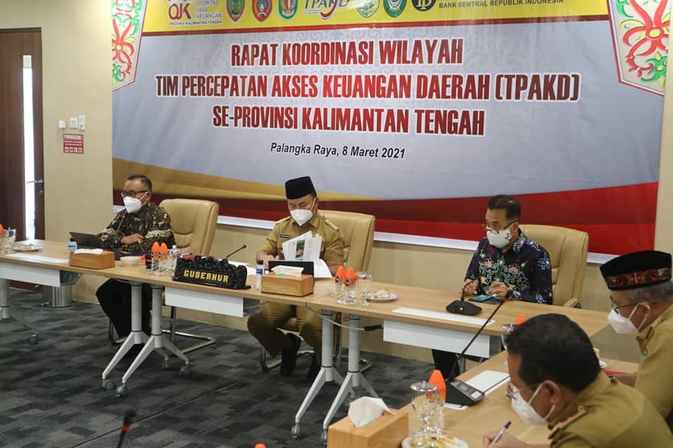 Gubernur Kalimantan Tengah (Kalteng) H. Sugianto Sabran Hadiri Rapat Koordinasi Wilayah (Rakorwil) Tim Percepatan Akses Keuangan Daerah (TPAKD) Se-Wilayah Provinsi Kalimantan Tengah Tahun 2021 yang digelar secara langsung dan virtual di Ruang Hapakat Kantor Otoritas Jasa Keuangan Kalteng , Senin (08/03/2021). Foto : BA