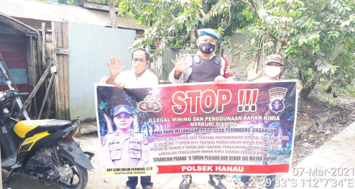Personil Polsek Hanau sosialisasi mengenai larangan pelaksanaan Illegal Minning kepada beberapa masyarakat yang berhasil ditemui oleh Anggota Polsek, Senin (8/3/2021). Foto : Tbn