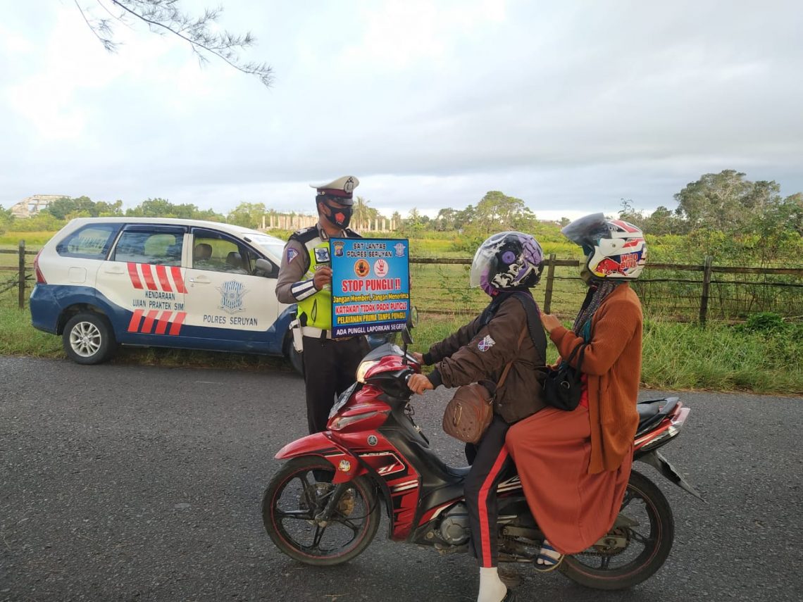Personil Sat Lantas Polres Seruyan, melaksanakan sosialisasi berupa tatap muka secara langsung tentang Saber Pungli di Jl. Ahmad Yani Kelurahan Kuala Pembuang Kec. Seruyan Kab. Seruyan, Senin (8/3/2021). Foto : Tbn