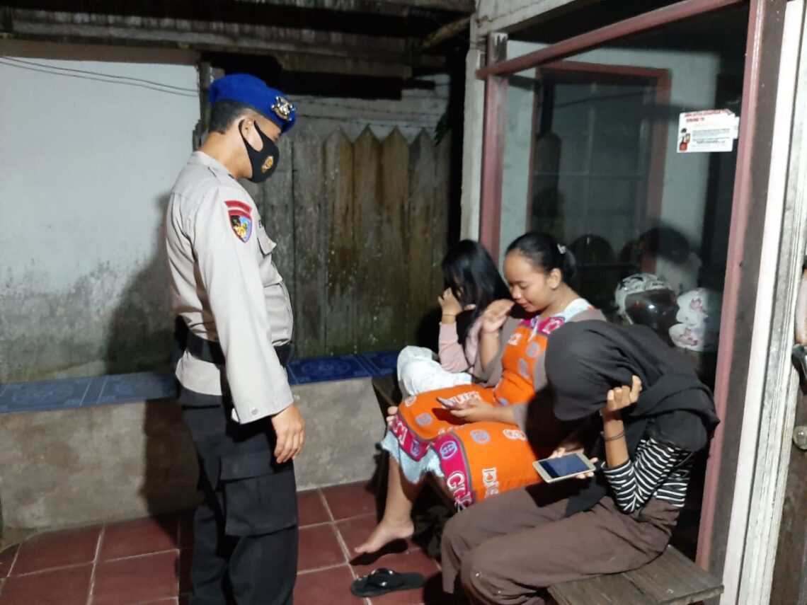 Satpolairud Polres Seruyan terus mengkampanyekan pelaksanaan protokol kesehatan untuk mencegah penyebaran Covid-19. Foto : Tbn