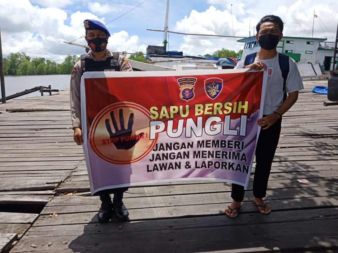 Anggota Satpolairud  Polres Seruyan melakukan sosialisasi Sapu Bersih Pungutan Liar (Saber Pungli) di Sekitar Mako Satpolairud dan Dermaga  Kuala Pembuang, Senin (08/03/2021) Pukul 10.00 Wib. Foto : Tbn