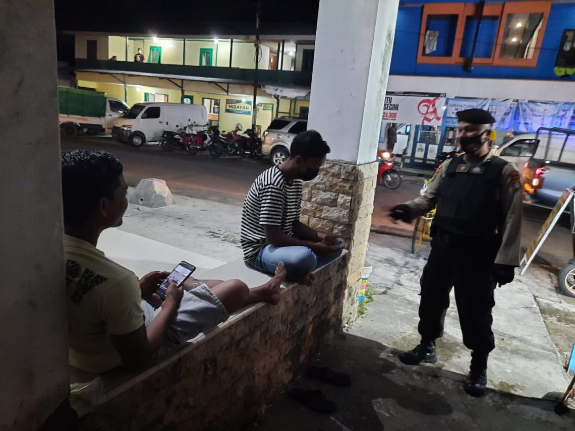 Upaya untuk memberikan rasa aman, nyaman dan kondusif kepada masyarakat ditunjukkan anggota patroli Bripka Fani Kembara Ps. Kaur mintu Sat Sabhara Polres Seruyan beserta anggota.Minggu (07/03/2021) dinihari. Foto : Tbn