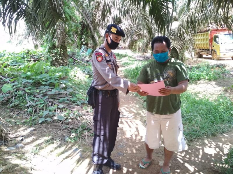Anggota Polsek Seruyan Hulu Polres Seruyan melaksanakan penyebaran Maklumat Kapolda Kalteng tentang larangan membakar hutan dan lahan, Sabtu (06/3/2021). Foto : Tbn