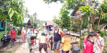 Camat Sumber Barito Pimpin Gotong Royong Perbaikan Jalan
