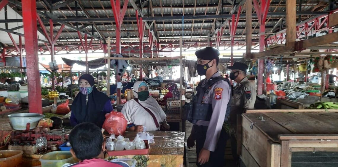 Tim Yustisi Gabungan Polri dan Sat Pol PP Kabupaten Seruya di Pasar Saik Kuala Pembuang Kecamatan Seruyan Hilir, Kabupaten Seruyan Provinsi Kalimantan Tengah, Selasa (8/4/2021) Pukul 09.30 Wib. Foto : Tbn