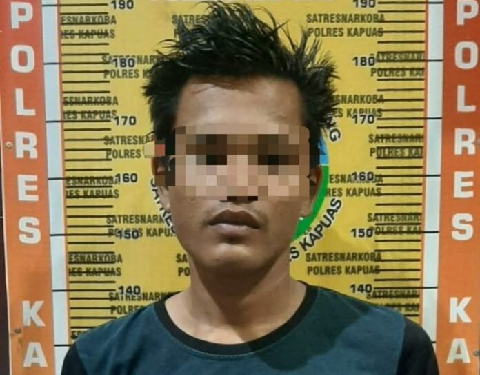 Pemilik obat terlarang, Ra, yang ditangkap Aparat Polres Kapuas, Selasa (6/4/2021). Foto : Tbn