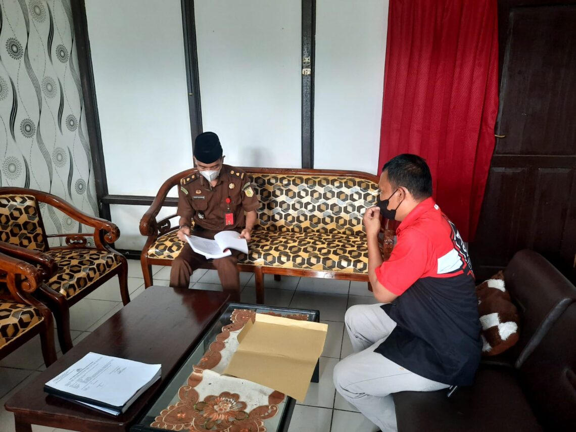 Anggota Satres Narkoba Polres Seruyan melakukan kordinasi dengan jajaran Kejari Seruyan, Jumat (8/4/2022). Foto : TN