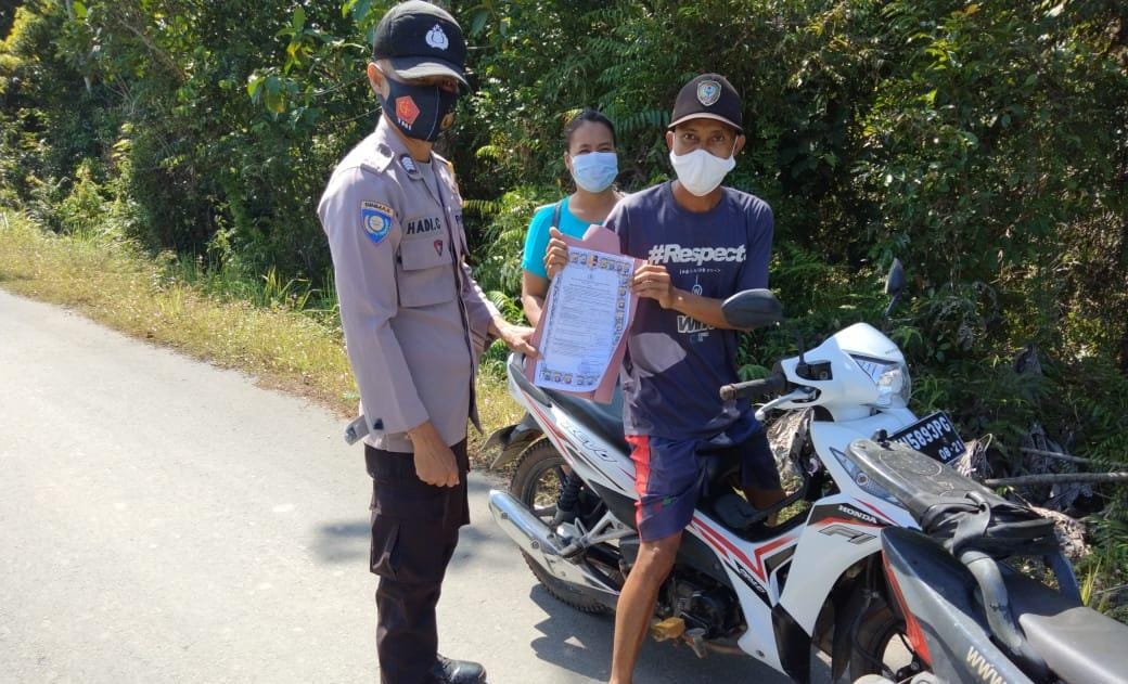 Personil Polsek Seruyan Tengah Sebarkan Maklumat Larangan Karhutla, Kamis (8/4/2021). Foto : Tbn