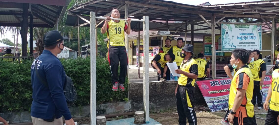 Pantau Kesehatan Polisi di Polsek Hanau, Polres Seruyan Terjunkan Tim untuk memantau kesehatan personel Polsek Hanau, Kamis (8/4/2021). Foto : Tbn