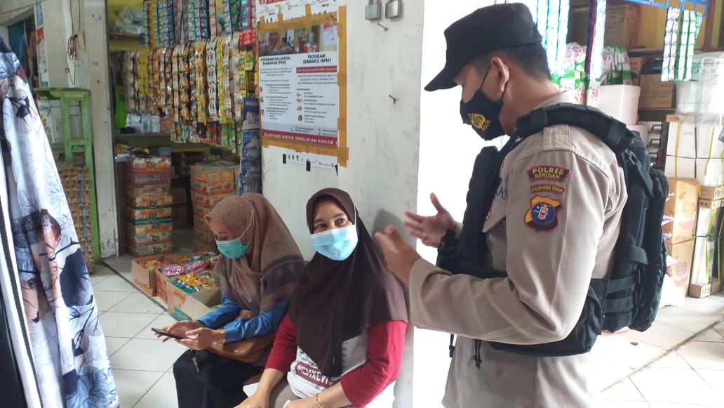Personil Polres Seruyan menghimbau selalu menciptakan situasi Kamtibmas yang aman dan menerapkan protokol kesehatan demi menekan angka penularan Covid-19, Sabtu (8/5/2021). Foto : Tbn