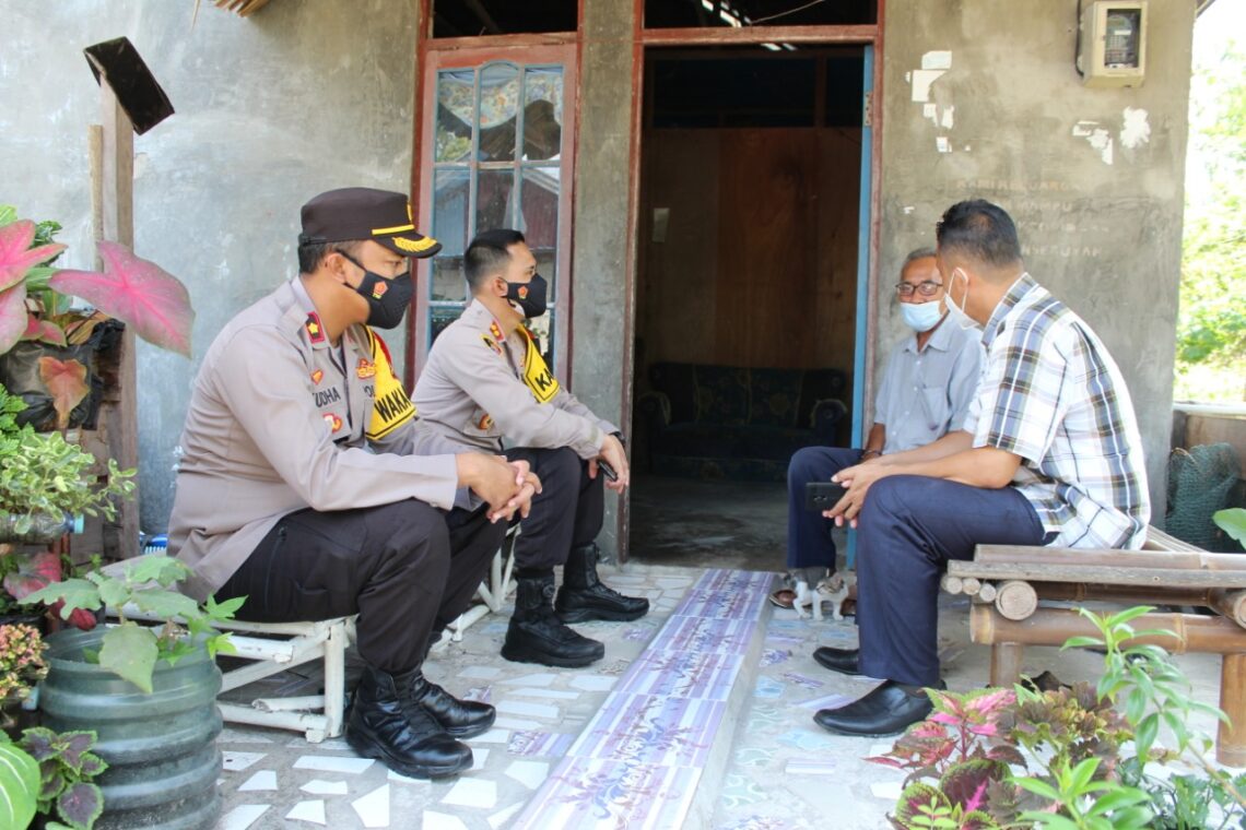 Kapolres Seruyan AKBP Bayu Wicaksono, S.H., S.I.K., M.Si sambangi tokoh masyarakat, Hatta, di Desa Sungai Bakau Kecamatan Seruyan Hilir Timur Kabupaten Seruyan, Sabtu (8/5/2021) siang. Foto : Tbn