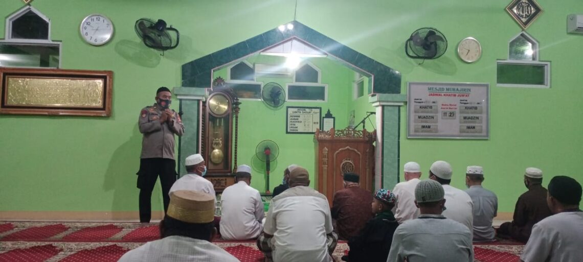 Kasatpolairud Polres Seruyan Iptu Slamet Widodo melaksanakan Sholat Isya dan Sholat tarawih Berjamaah dilanjutkan dengan silaturahmi kepada jemaah Masjid Al - Muhajirin jalan Ais Nasution Kelurahan Kuala Pembuang II Kec Seruyan Hilir Kab Seruyan, Sabtu (08/05/2021) malam. Foto : Tbn