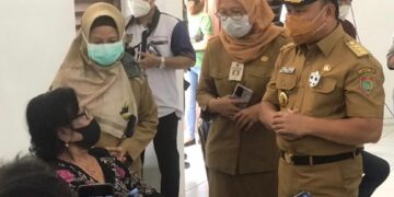 Gubernur Sugianto dan Ketua PKK Pantau Vaksinasi di SMK 1 Palangka Raya
