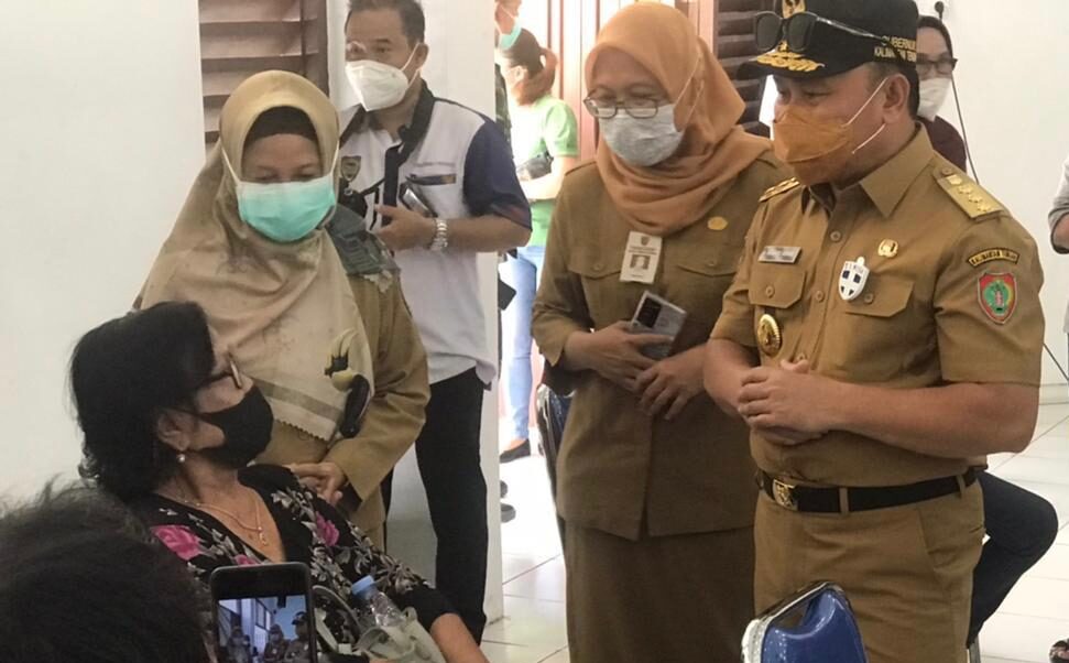 Gubernur H Sugianto Sabran didampingi Direktur RSUD Doris Sylvanus memantau pelaksanaan vaksinasi di SMK-1 Palangka Raya, Selasa (8/6/2021). Foto : Ist