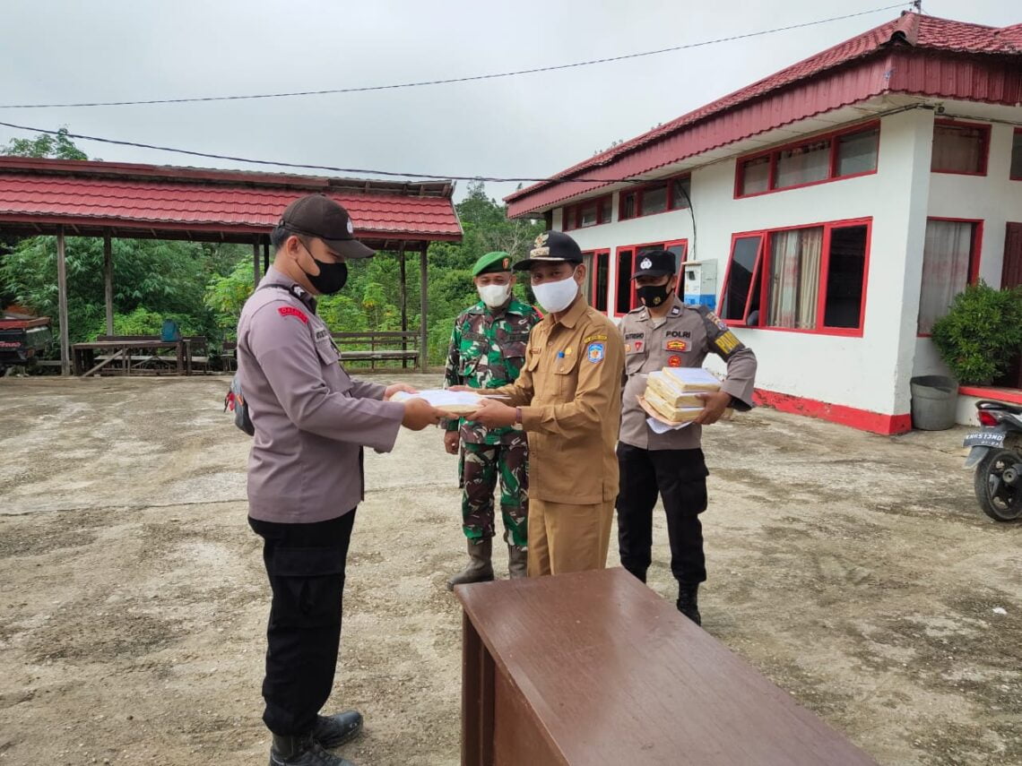 Camat Laung Tuhup, Kabupaten Murung Raya, Supriadi Usup memimpin langsung apel pergeseran logistik surat suara pemilihan kepala desa (Pilkades) serentak di sembilan desa, di Kecamatan Laung Tuhup, Selasa (8/6/2021). Foto : Kpl