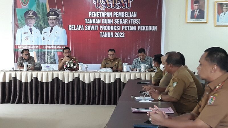 Plt. Kadisbun Prov. Kalteng membuka rapat penetapan harga TBS periode bulan Mei 2022