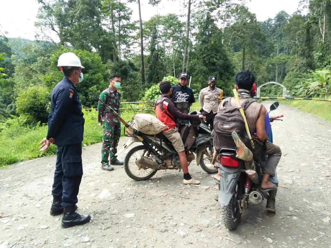 Polisi Lakukan Pencegahan Covid-19 di Perbatasan Kalteng Kalbar, Senin (7/6/2021). Foto : Tbn