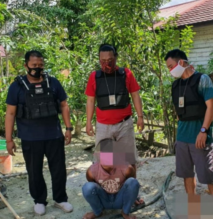 Pelaku pemerkosaan seorang janda di Desa Tewei Baru Kecamatan Sepang, Kabupaten Gunung Mas berhasil diciduk polisi. Foto : Tbn