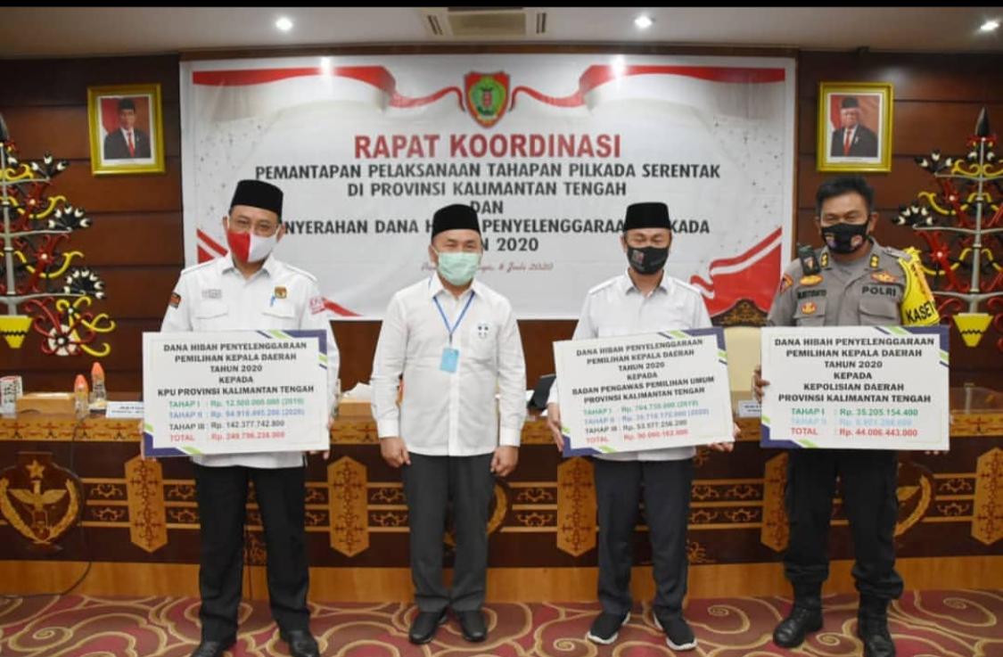 Gubernur Kalteng H Sugianto Sabran menyerahkan dana hibah penyelenggaraan Pilkada kepada KPU Kalteng, Bawaslu Kalteng serta Polda Kalteng, Rabu (8/7/2020) Foto : Van