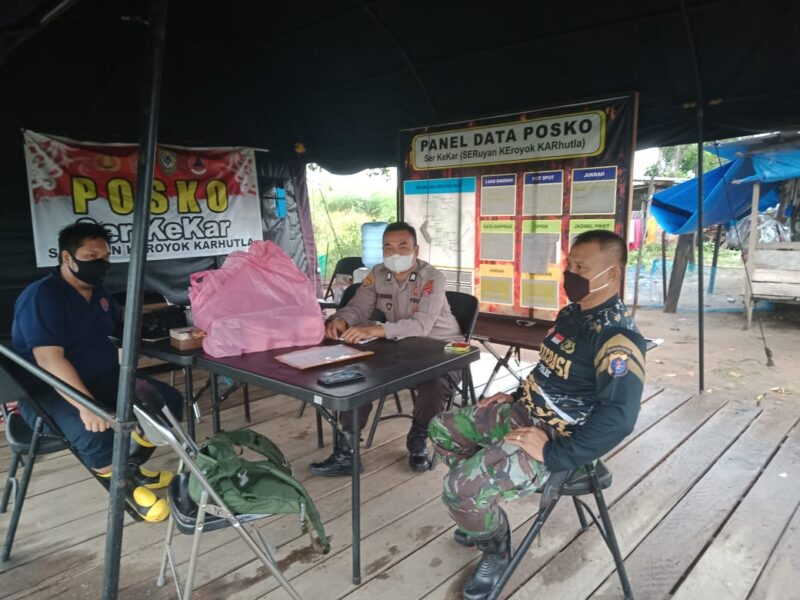 Personel Polres bersama tangani Karhutla dengan siaga bersama unsur-unsur terkait, di posko Karhutla "Serkekar" Polres Seruyan, Kamis (8/7/2021). Foto : Tbn