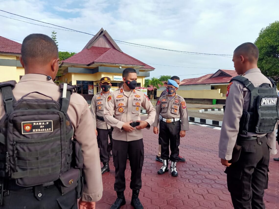 Kapolres Seruyan AKBP Bayu Wicaksono dan Wakapolres Seruyan Kompol Yudha Setiawan, SH, SIK didampingi Kasi Propam Polres Seruyan IPDA Pramono melaksanakan penegakkan, Ketertiban dan Disiplin (Gaktibplin) terhadap Personil Polres Seruyan, Kamis (8/7/2021). Foto : Tbn
