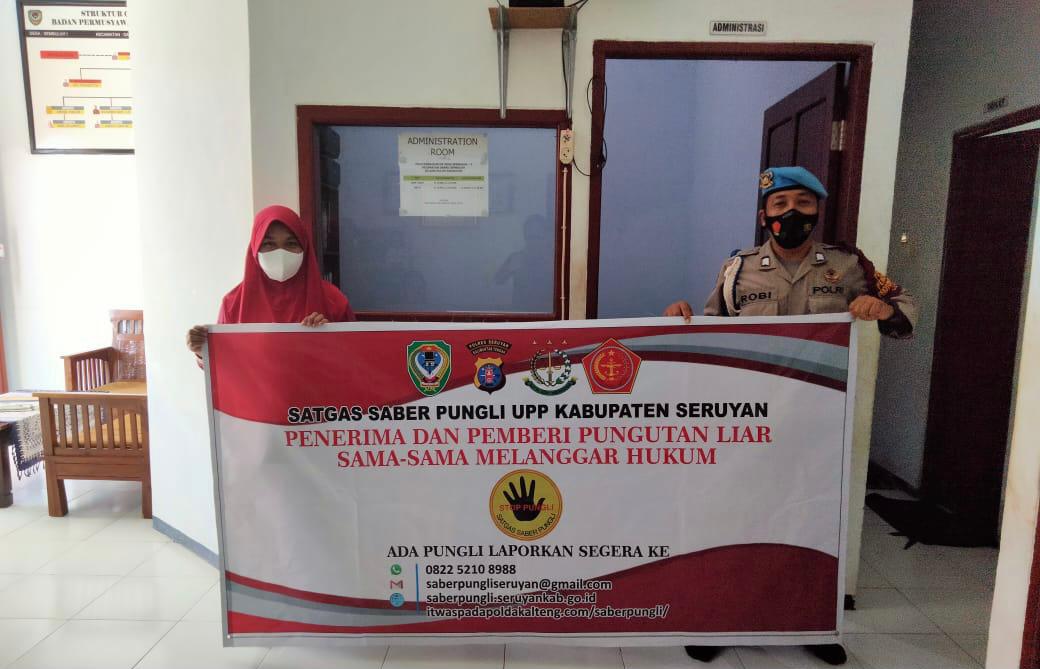 Polsek Danau Sembuluh, melaksanakan sosialisasi dengan menggunakan spanduk serta bertemu warga secara langsung dan mensosialisasikan tentang Sapu Bersih Pungutan Liar
Kamis (08/07/2021).
Foto : Tbn