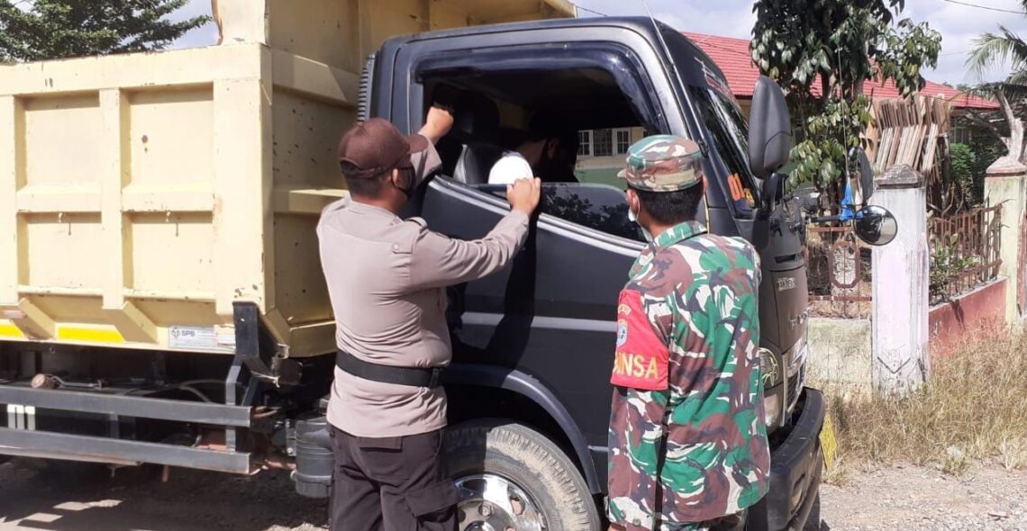 Polsek Seruyan Tengah bersama Satpol PP, Koramil serta instansi terkait menggelar Operasi Yustisi Protokol Kesehatan, Kamis (08/07/2021). Foto : Tbn