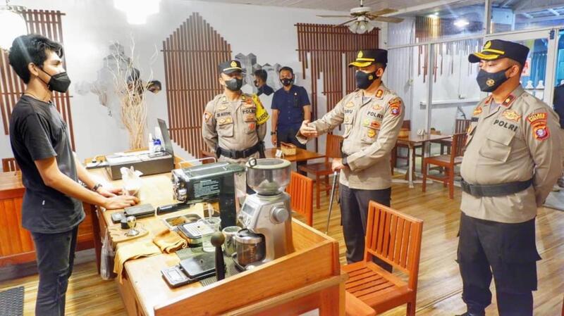 Kapolres Seruyan AKBP Bayu Wicaksono, SIK., SH., M.Si beserta Wakapolres dan sejumlah PJU melaksanakan kegiatan rutin yang ditingkatkan (KRYD) bersama Tim Unit Kerja Lengkap (UKL) termasuk unsur TNI dan Satpol PP, Sabtu malam (7/8/2021). Foto : Tbn