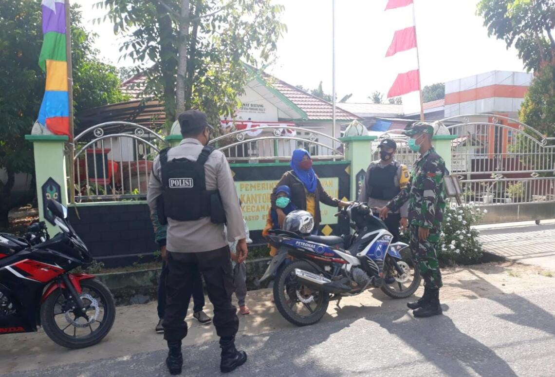Polsek Hanau,koramil, Sat Pol PP dan BPBD Hanau melakukan patroli menyasar tempat keramian salah satunya pasar dan Pertokoan di Pembuang Hulu Kecamatan Hanau Kabupaten Seruyan, Minggu (08/08/2021). Foto : Tbn