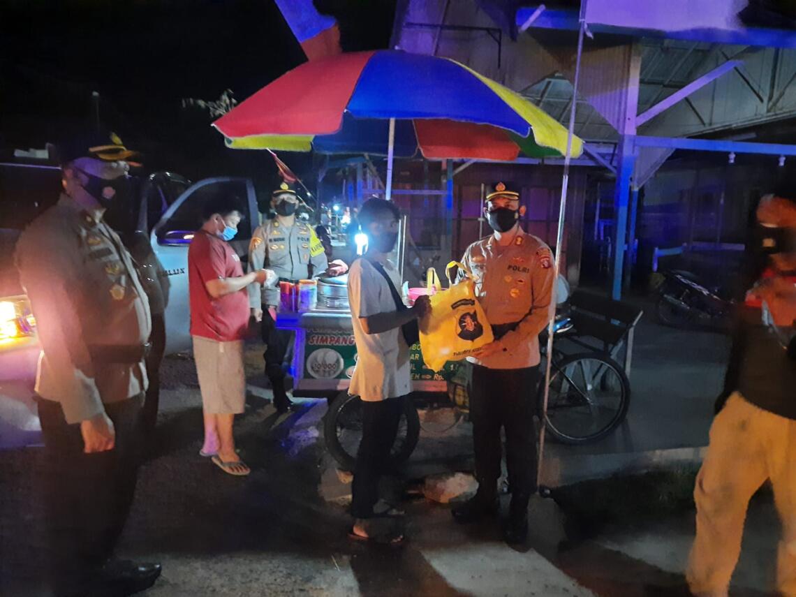 Kapolres Seruyan AKBP Bayu Wicaksono, juga memborong penjual pentol, Saat berpatroli di disekitaran Jl. Brigjen Katamso Kel.Kuala Pembuang I Kec.Seruyan Hilir Kab.Seruyan. Foto : Tbn