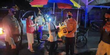 Kapolres Seruyan Bagikan Paket Sembako ke PKL di Kuala Pembuang