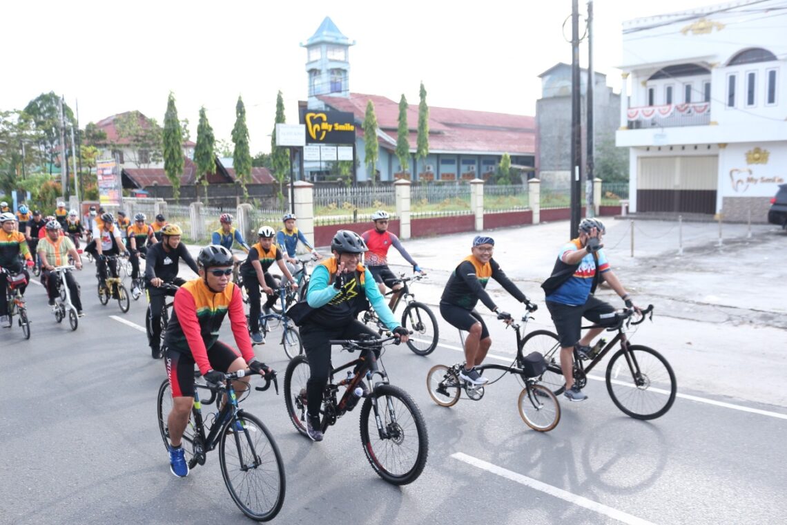 Wakil Gubernur Kalteng Edi Pratowo berkesempatan Gowes bersama