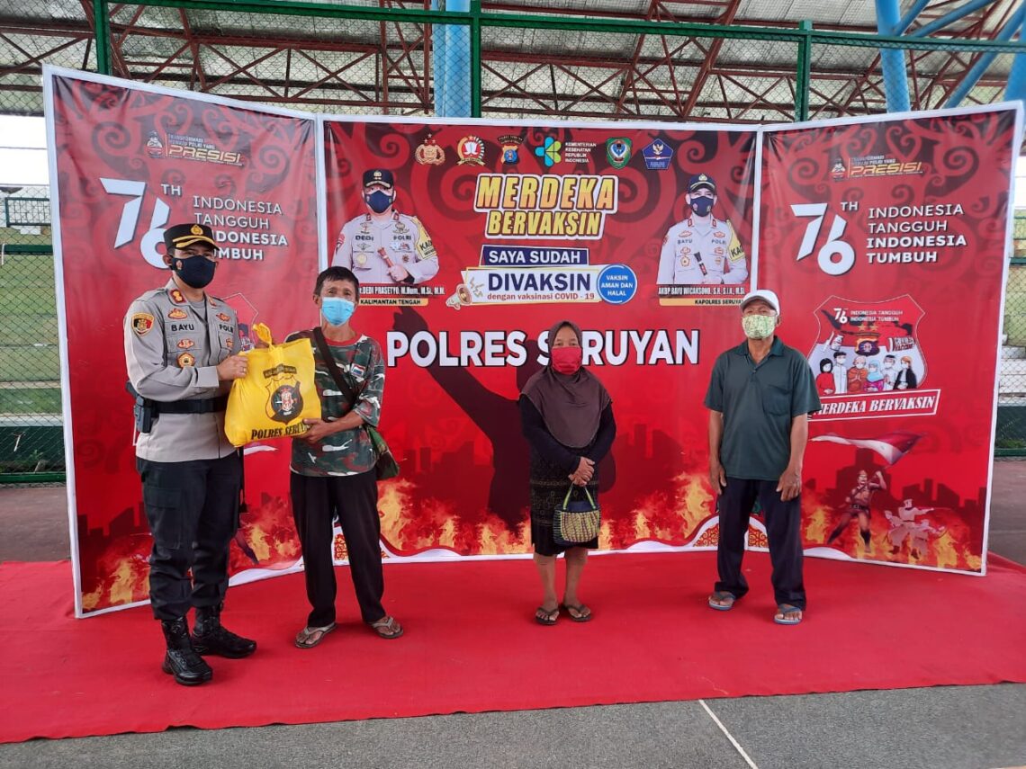 Kapolres Seruyan didampingi PJU Polres Seruyan melaksanakan penijauan kegiatan Vaksinasi di Gerai Presisi Tenis Indoor Kuala Pembuang serta memberikan bansos kepada masyarakat yang melaksanakan vaksinasi, Rabu (08/09/2021). Foto : Tbn