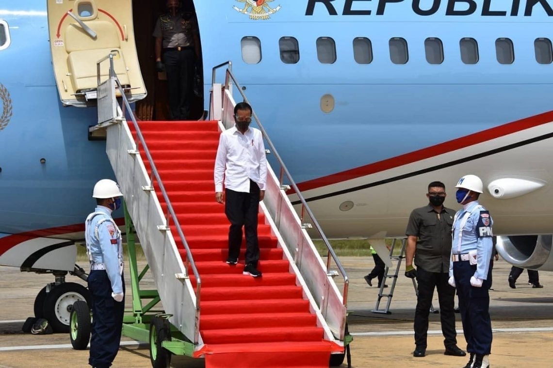 Kedatangan Presiden Jokowi di Bandara Tjilik Riwut Palangka Raya, kamis (8/10/2020). Foto : mmc