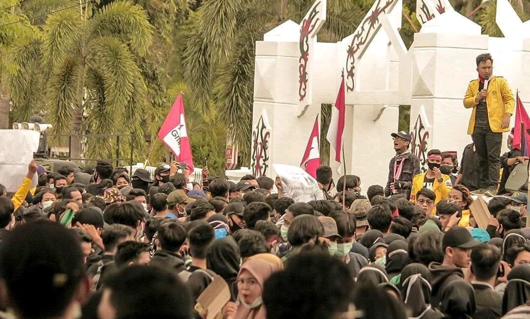 Aksi demo mahasiswa di depan Kantor DPRD Kalteng, Kota Palangka Raya, Kamis 8/10/2020). Foto : Ist