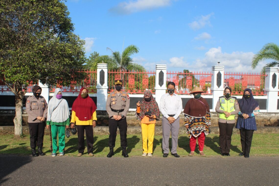 Kapolres Seruyan AKBP Bayu Wicaksono, S.H,.S.I.K.,M.Si pimpin Kegiatan Bhakti Sosial Polres Seruyan kepada Masyarakat Kabupaten Seruyan, khususnya kepada para petugas kebersihan yang membersihkan jalan di Kabupaten Seruyan, Jumat (08/10/2021). Foto : Tbn