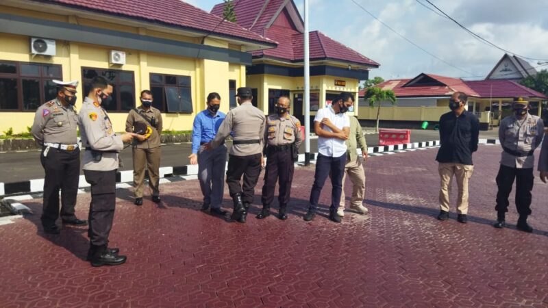 Kegiatan berjemur ini rutin dilakukan Polres Seruyan setiap hari sehabis melaksanakan apel pagi. Anggota  diwajibkan untuk mengikuti kegiatan ini di halaman Mako Polres Seruyan, guna menjaga ketahanan imun tubuh agar tidak mudah terserang oleh virus covid-19. Foto : Tbn