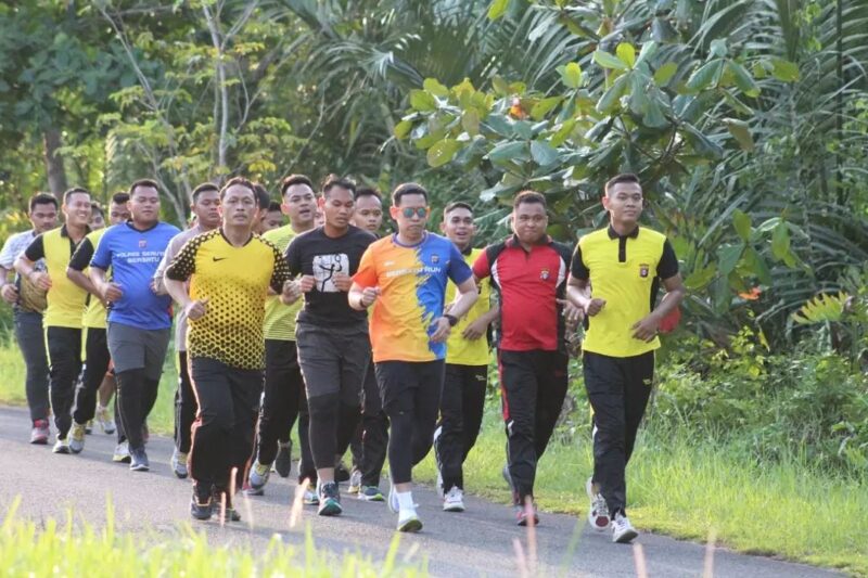 Kapolres Seruyan mengajak anggotanya melakukan Olahraga bersama. Kegiatan tersebut diawali dengan pemanasan di halaman Polres Seruyan selanjutnya melaksanakan lari bersama menyusuri jalan di Kota Kuala Pembuang, Kamis sore (07/10/2021). foto : Tbn