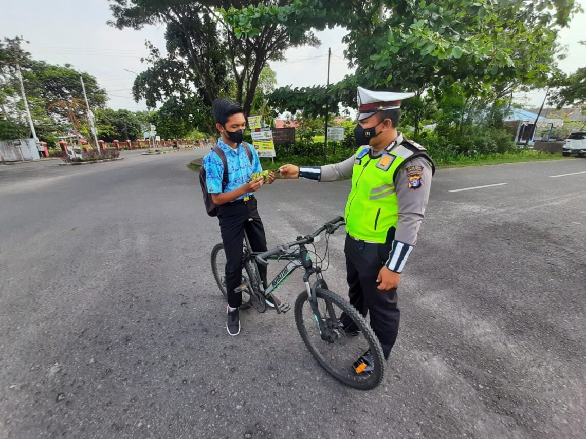 Untuk antisipasi penyebaran Covid-19, Satuan Lalu Lintas Polres Seruyan jajaran Polda Kalteng kegiatan bagi-bagi masker, Jumat (08/10/2021). Foto : Tbn