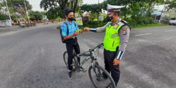 Sat Lantas Polres Seruyan Bagi Masker Untuk Pengguna Jalan