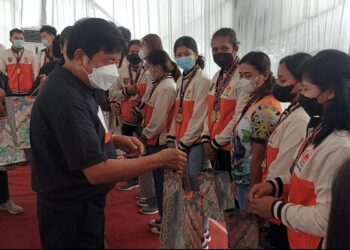 H. Abdul Rasyid Berikan Bonus Atlit Kalteng Peraih Medali di PON Papua