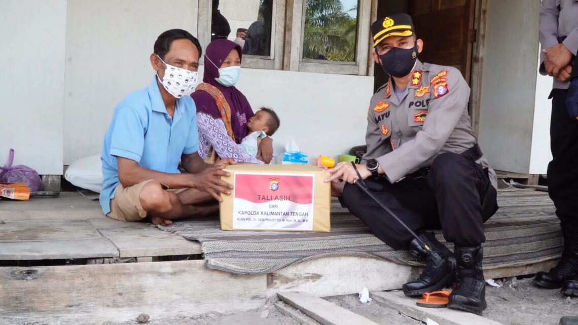 kapolres Seruyan memberikan bantuan kepada warga