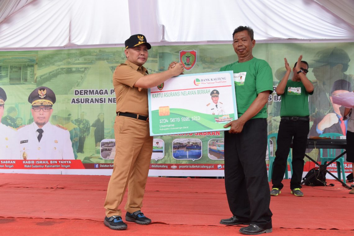 Gubernur Kalimantan Tengah, H Sugianto Sabran, saat menyerahkan program Asuransi Kalteng Berkah kepada nelayan yang ada di Kumai, Kabupaten Kobar, tahun 2019 lalu. Foto : Ist