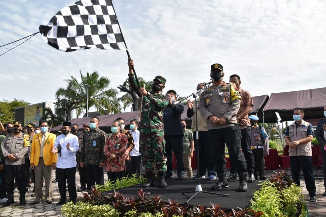 Pelepasan pendistribusian vaksin dilakukan langsung oleh Danrem 102/PJG Brigjen Purwo Sudaryanto. Turut hadir pada acara pelepasan diantaranya Ketua DPRD Prov. Kalteng Wiyatno, Kapolda Kalteng Irjen Pol. Dedy Prasetyo, Kajati Kalteng Mukri, Ketua MUI Prov. Kalteng Khairil Anwar dan Kepala Perangkat Daerah terkait, Sabtu (9/1/2021). Foto : mmc