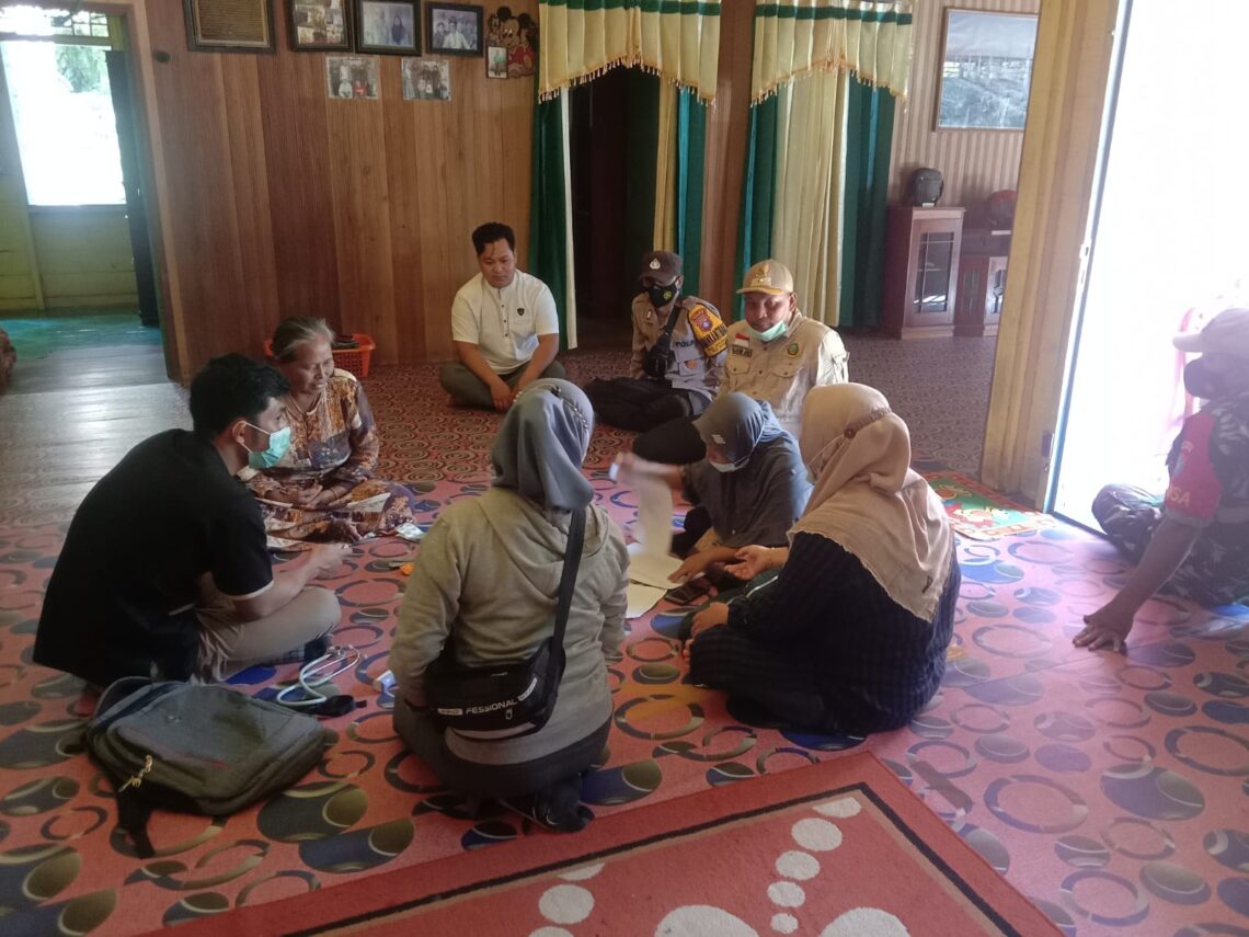 Tim Vaksinator dari pusat kesehatan Masyarakat (Pukesmas) Pembuang Hulu bersama personil Polsek Hanau jajaran Polres Seruyan, Ahad (9/1/2022). Foto : Tbn